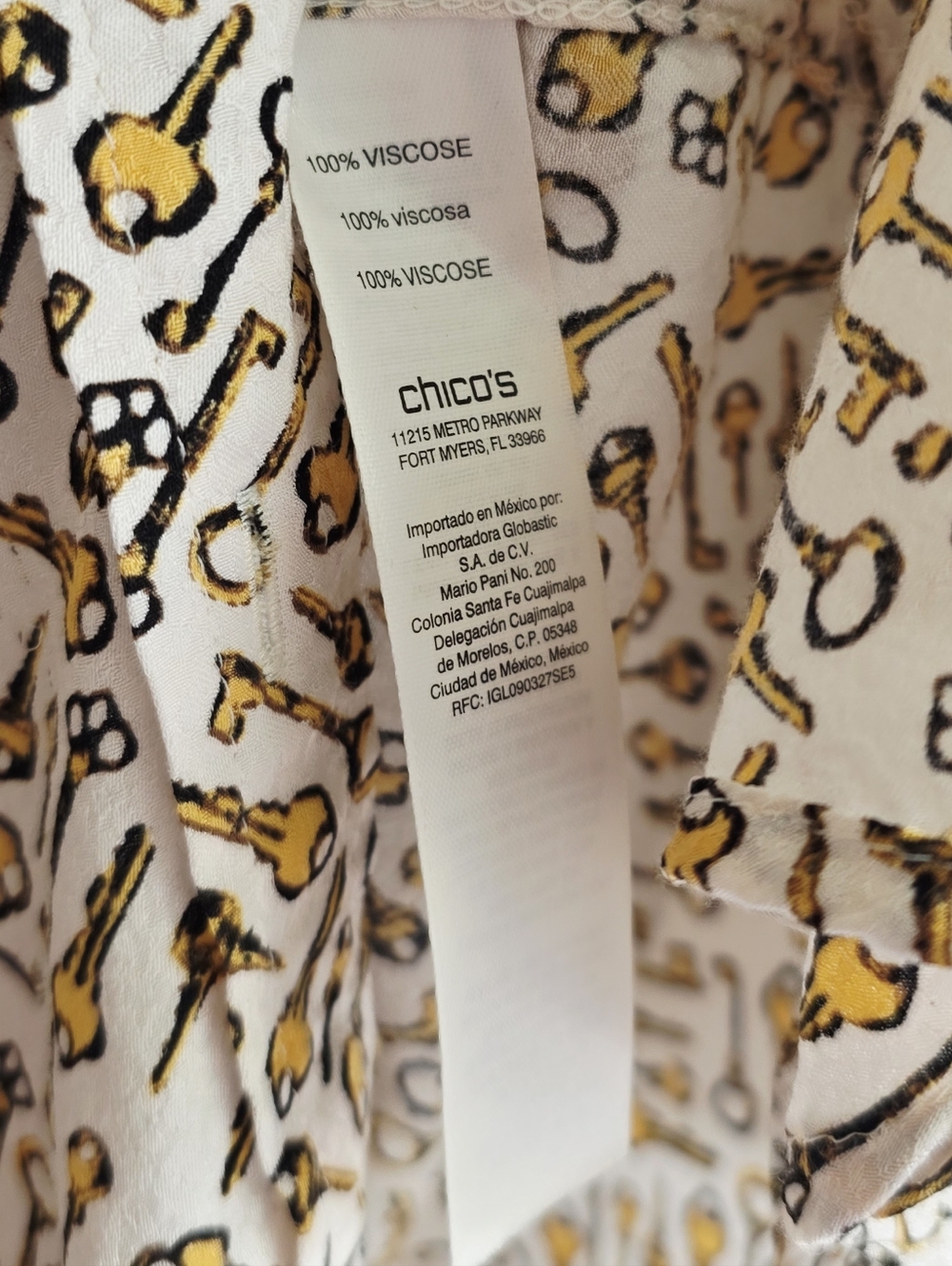 Chico's Cream Button-Down Long Sleeves Shirt Key Novelty Print Women's Size 2 - Picture 4 of 7